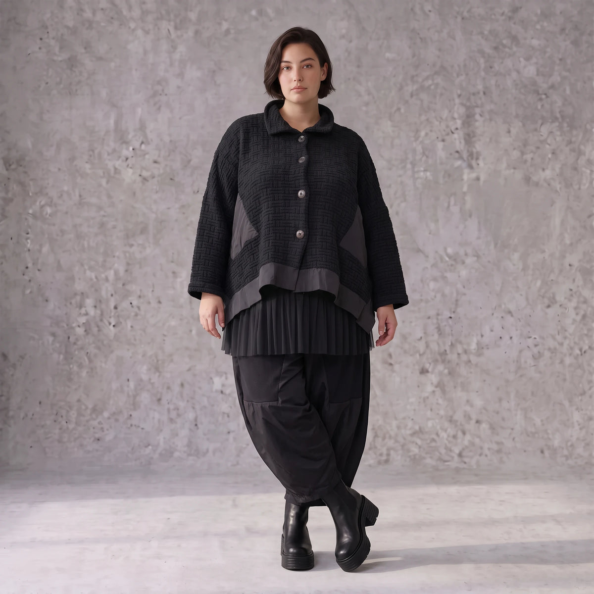 Schwarze Strickjacke in A-Linie aus Baumwolle Acryl mit Knopfleiste und Zipfelsaum