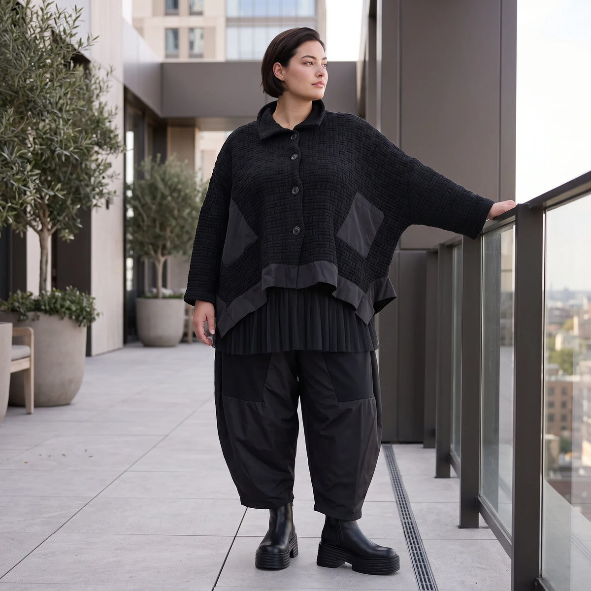 Schwarze Strickjacke in A-Linie aus Baumwolle Acryl mit Knopfleiste und Zipfelsaum