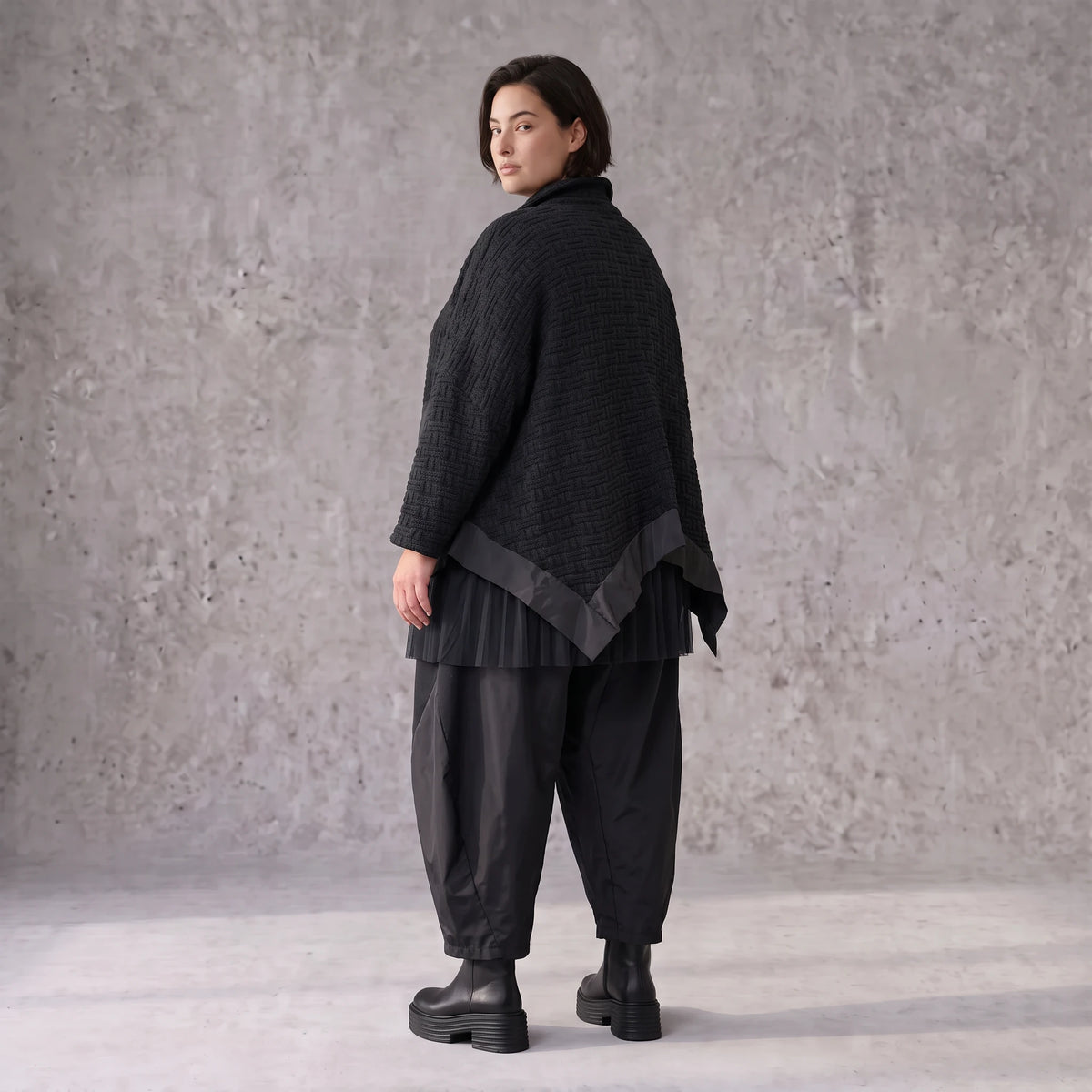 Schwarze Strickjacke in A-Linie aus Baumwolle Acryl mit Knopfleiste und Zipfelsaum