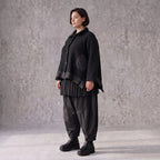 Schwarze Strickjacke in A-Linie aus Baumwolle Acryl mit Knopfleiste und Zipfelsaum