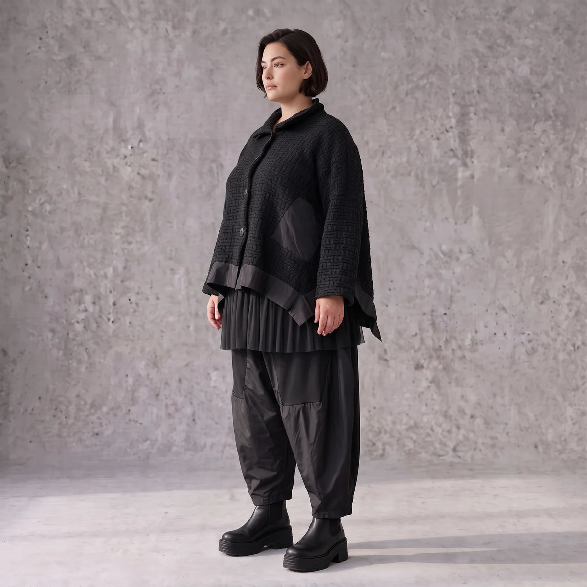 Schwarze Strickjacke in A-Linie aus Baumwolle Acryl mit Knopfleiste und Zipfelsaum