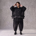 Schwarze Strickjacke in A-Linie aus Baumwolle Acryl mit Knopfleiste und Zipfelsaum