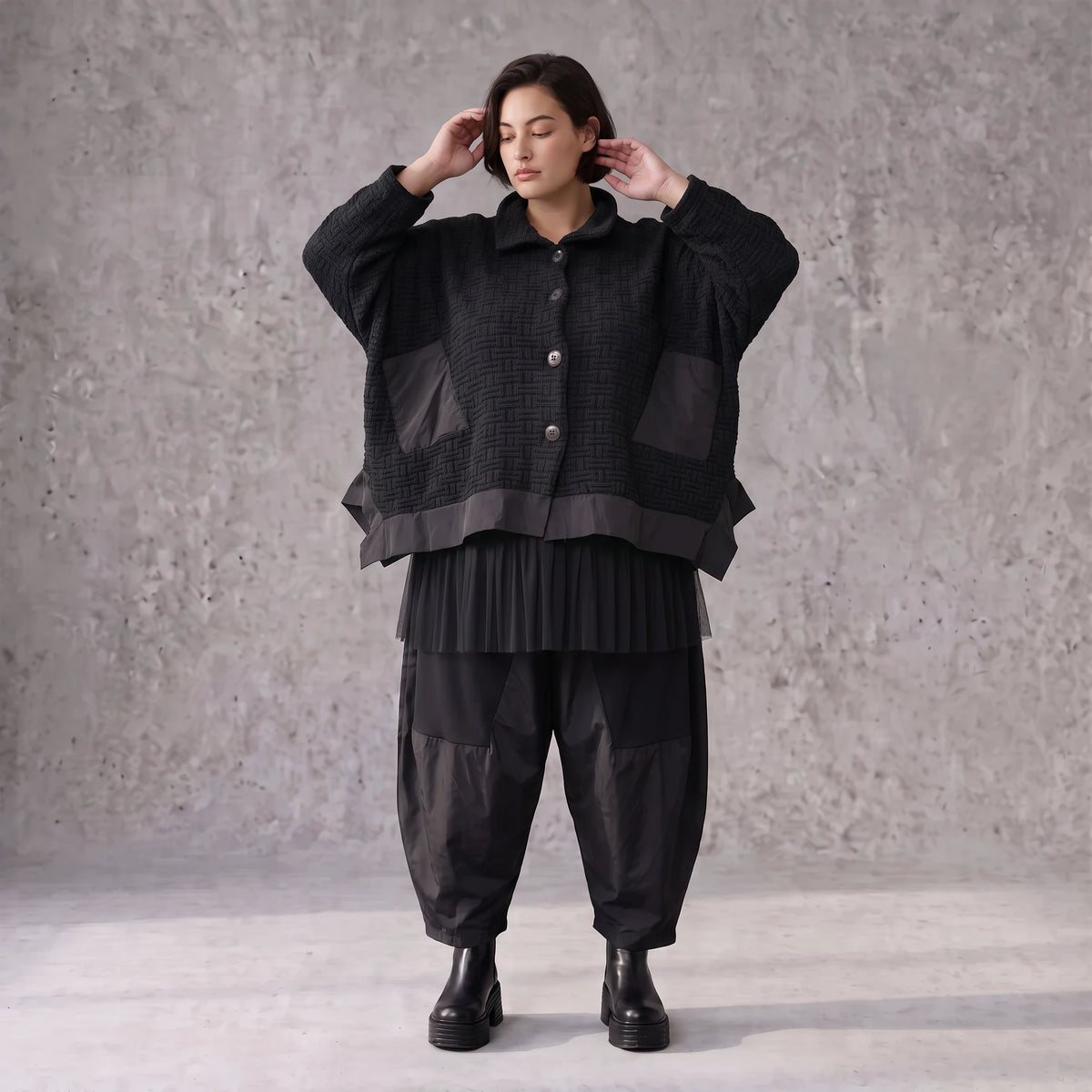 Schwarze Strickjacke in A-Linie aus Baumwolle Acryl mit Knopfleiste und Zipfelsaum