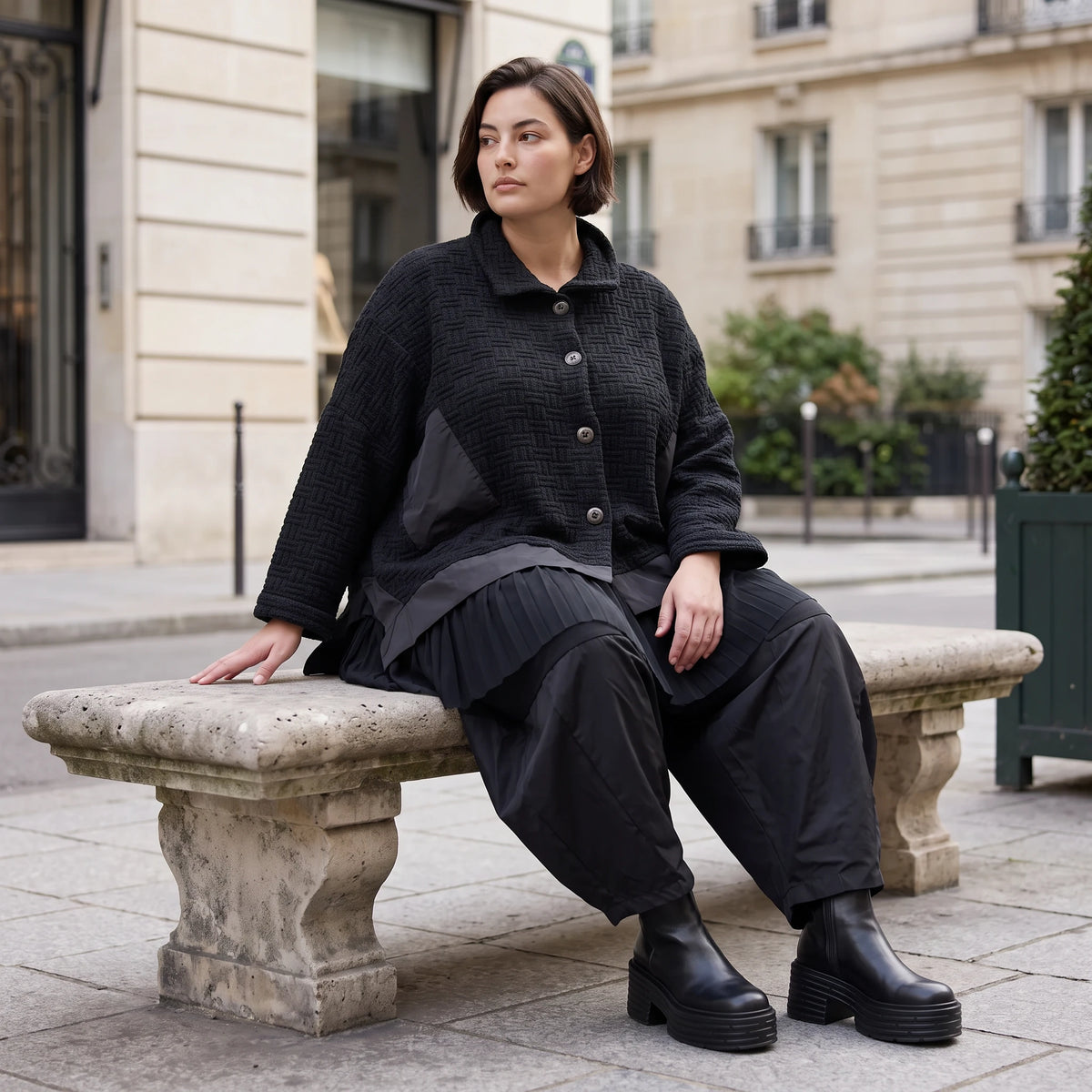 Schwarze Strickjacke in A-Linie aus Baumwolle Acryl mit Knopfleiste und Zipfelsaum