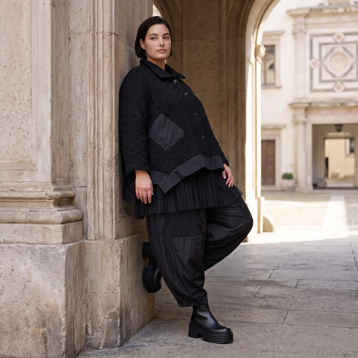 Schwarze Strickjacke in A-Linie aus Baumwolle Acryl mit Knopfleiste und Zipfelsaum