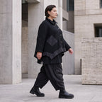 Schwarze Strickjacke in A-Linie aus Baumwolle Acryl mit Knopfleiste und Zipfelsaum