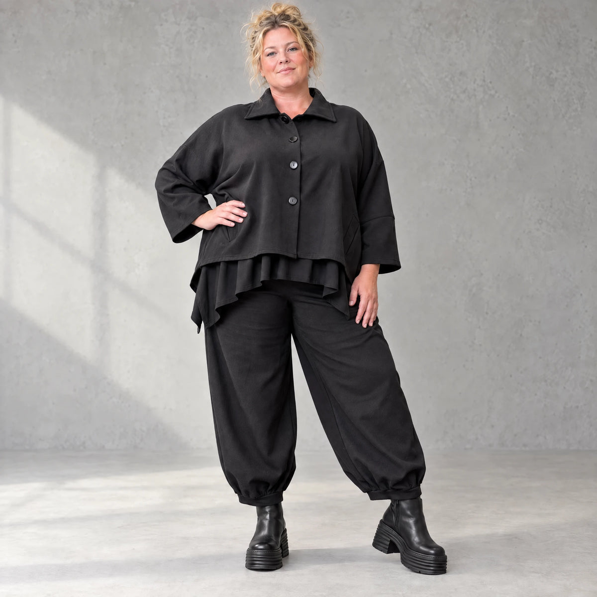 Schwarze Denimballonhose mit Stretch und bequemem Schlupfbund in weiter Passform