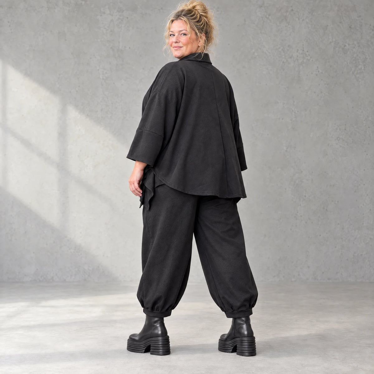 Schwarze Denimballonhose mit Stretch und bequemem Schlupfbund in weiter Passform