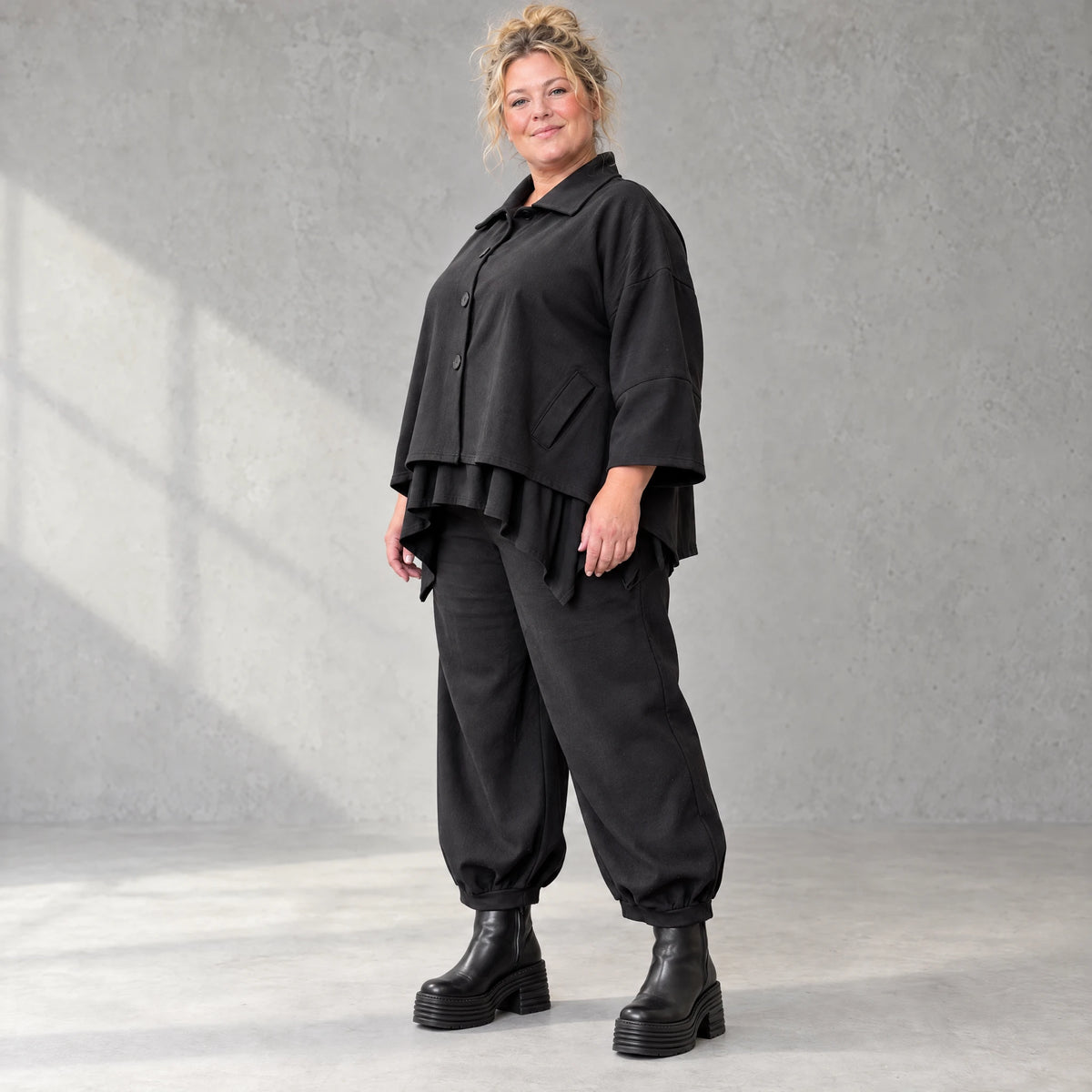 Schwarze Denimballonhose mit Stretch und bequemem Schlupfbund in weiter Passform