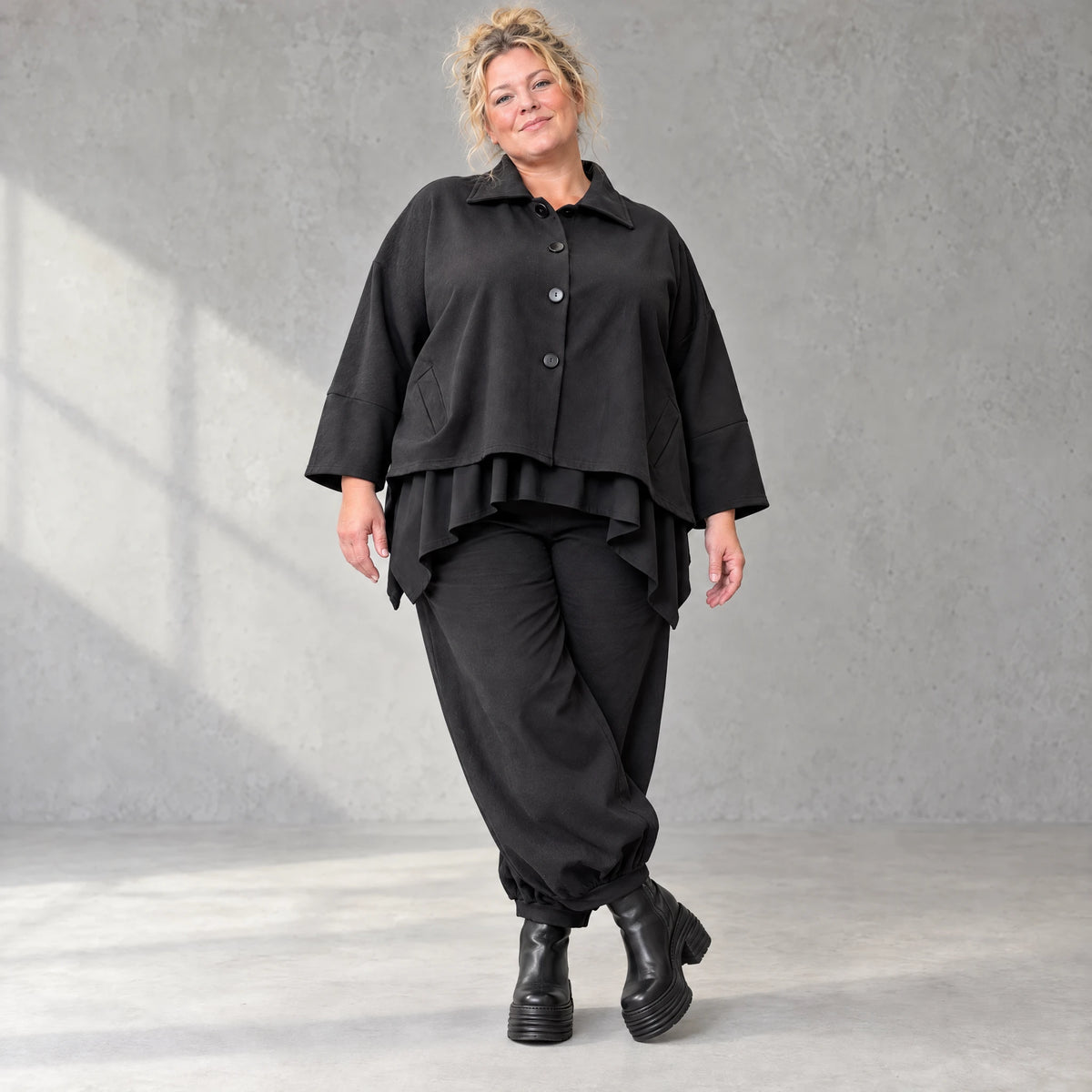 Schwarze Denimballonhose mit Stretch und bequemem Schlupfbund in weiter Passform