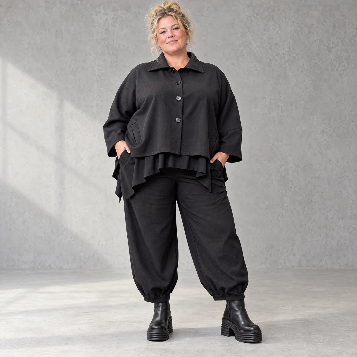 Schwarze Denimballonhose mit Stretch und bequemem Schlupfbund in weiter Passform