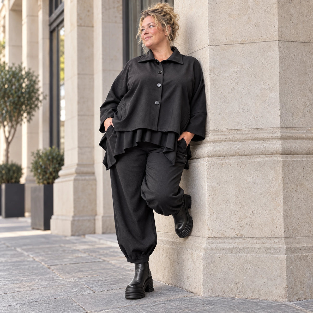 Schwarze Denimballonhose mit Stretch und bequemem Schlupfbund in weiter Passform
