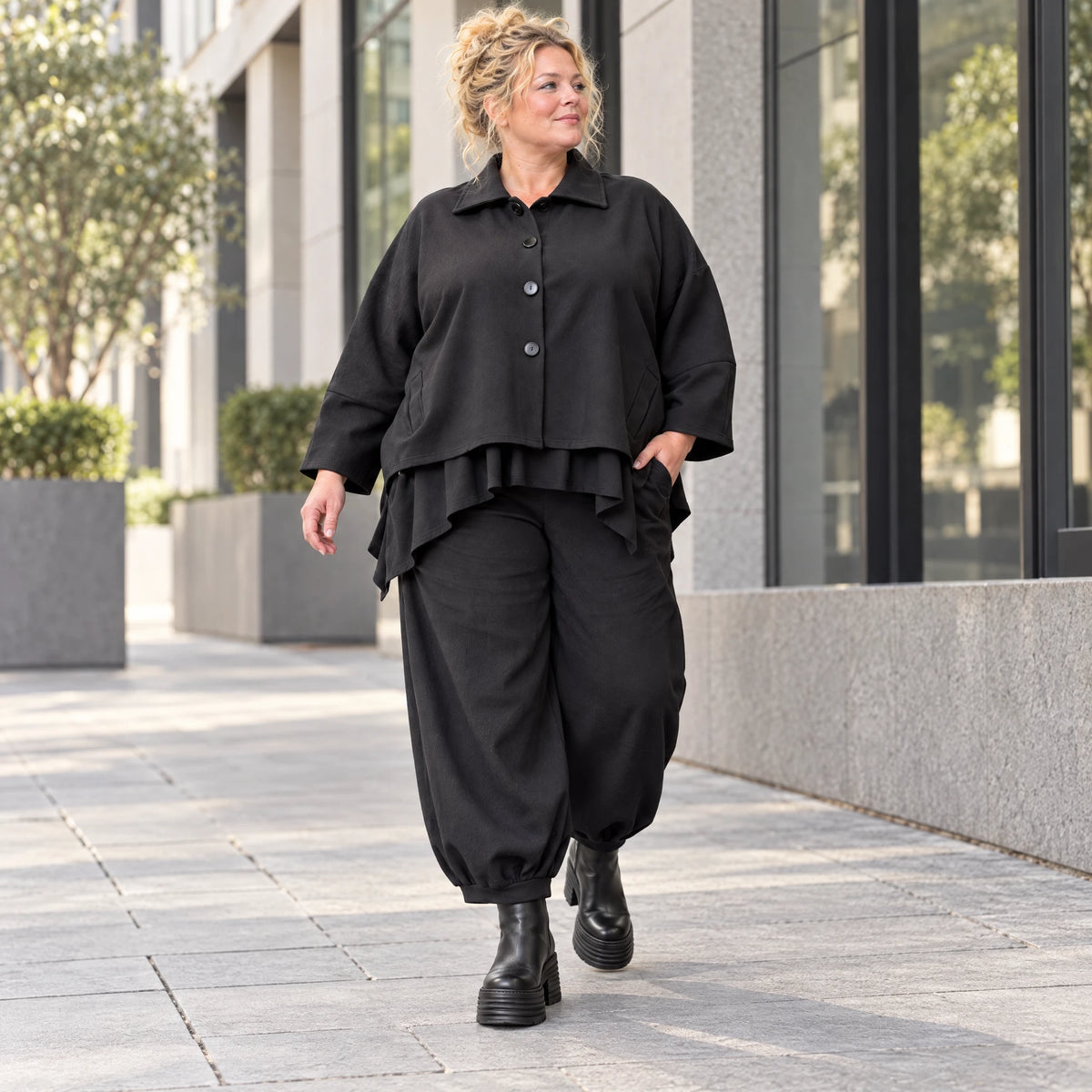 Schwarze Denimballonhose mit Stretch und bequemem Schlupfbund in weiter Passform