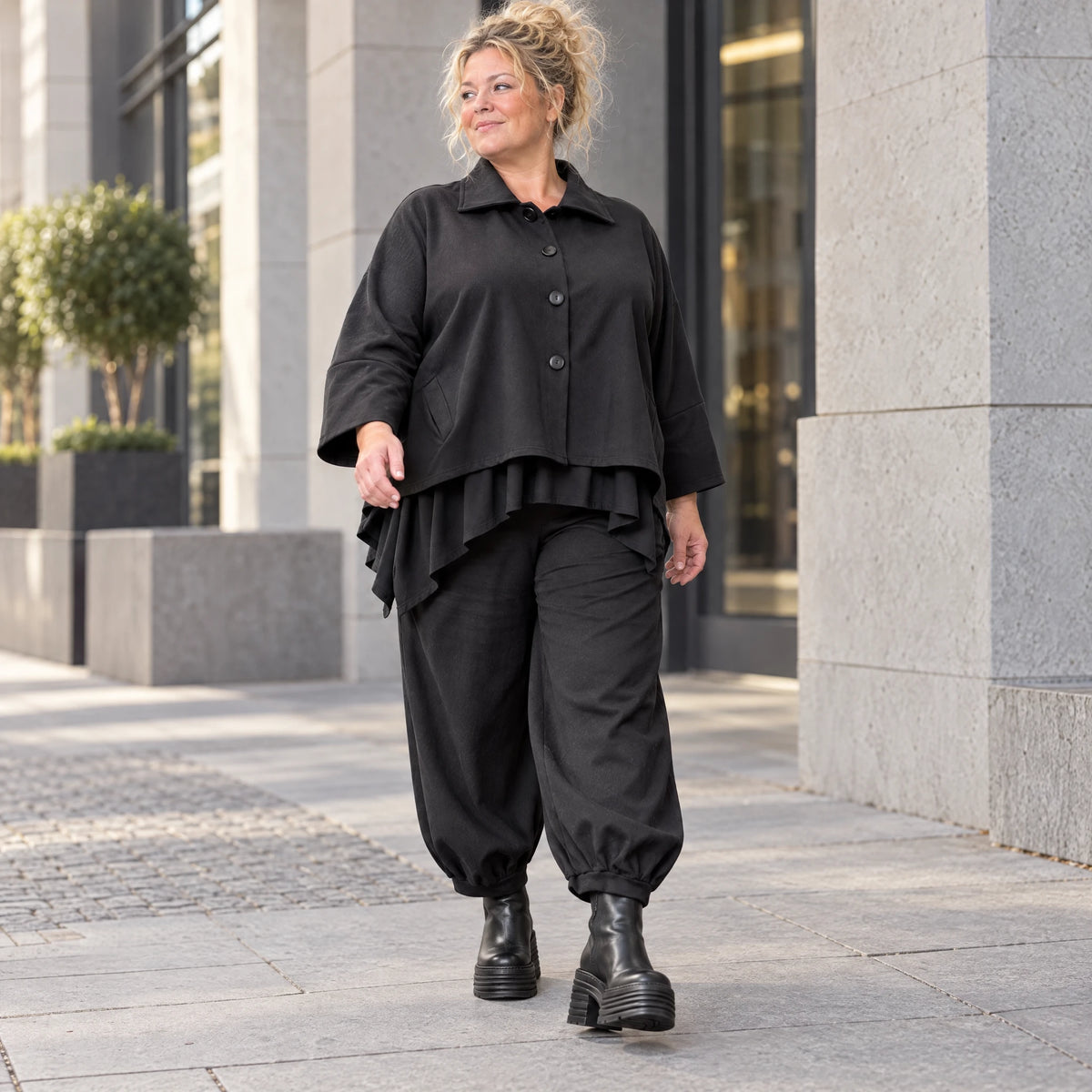 Schwarze Denimballonhose mit Stretch und bequemem Schlupfbund in weiter Passform