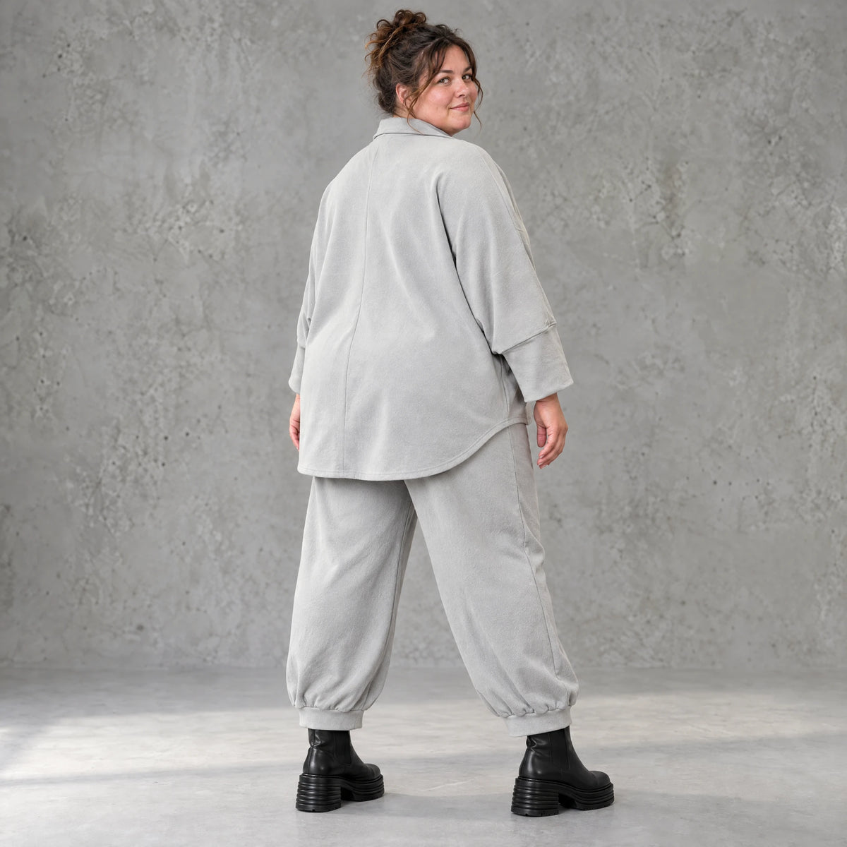 Graue Ballonjeans aus Stretchdenim in lockerer Form für bequemen lässigen Alltagslook