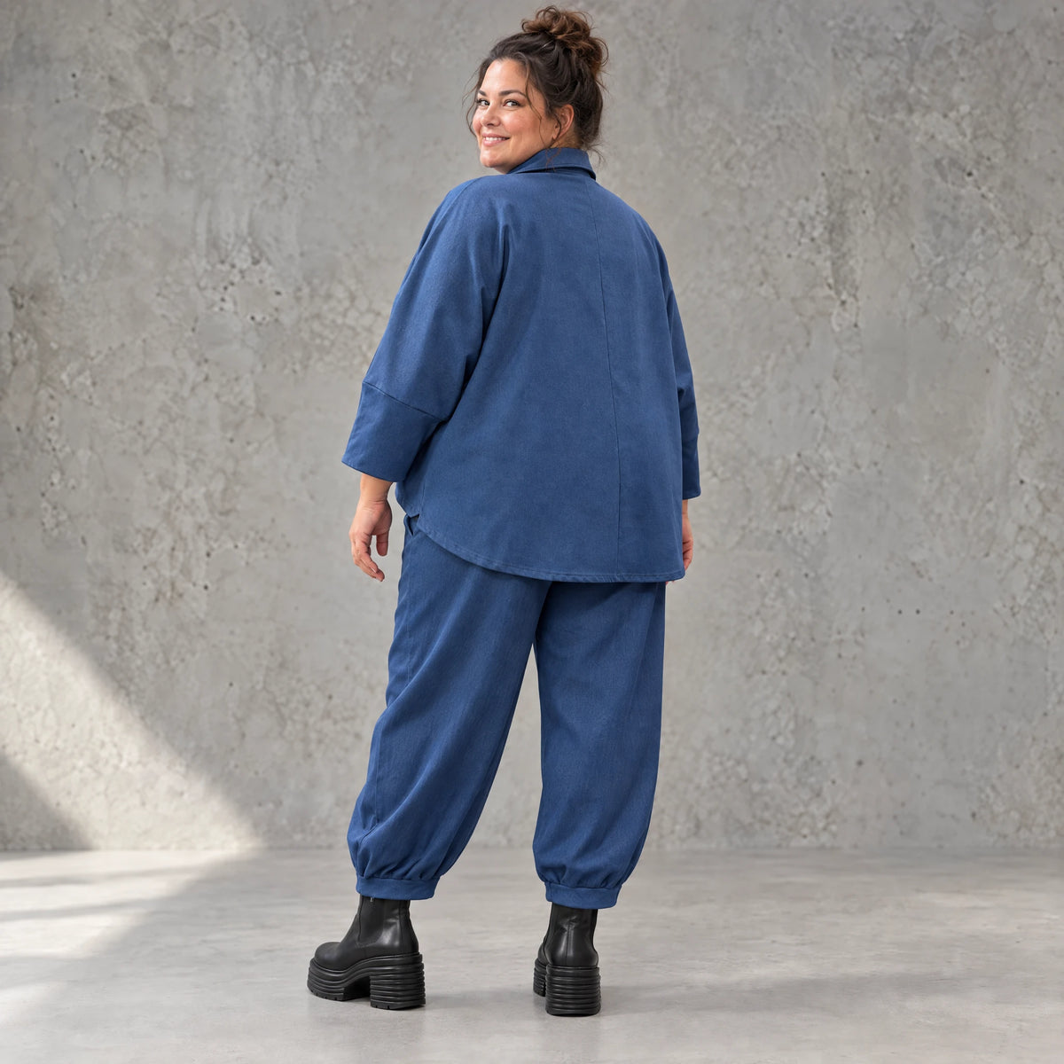 Ballonhose aus Stretchdenim mit Schlupfbund Seitentaschen und lässiger Ballonform