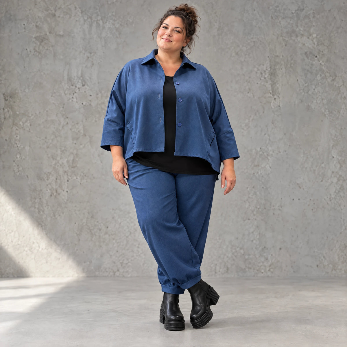 Ballonhose aus Stretchdenim mit Schlupfbund Seitentaschen und lässiger Ballonform