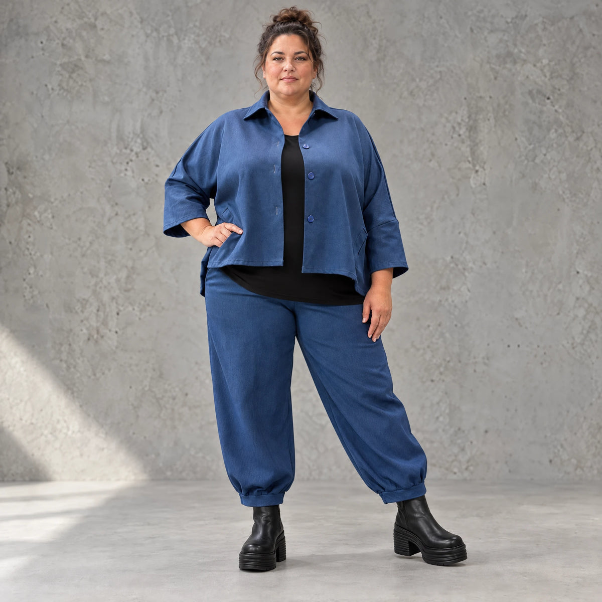 Ballonhose aus Stretchdenim mit Schlupfbund Seitentaschen und lässiger Ballonform