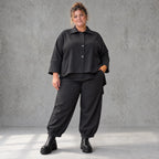 Schwarze Jeansjacke mit Stretch Hemdkragen Knopfleiste Seitentaschen und gerundetem Saum