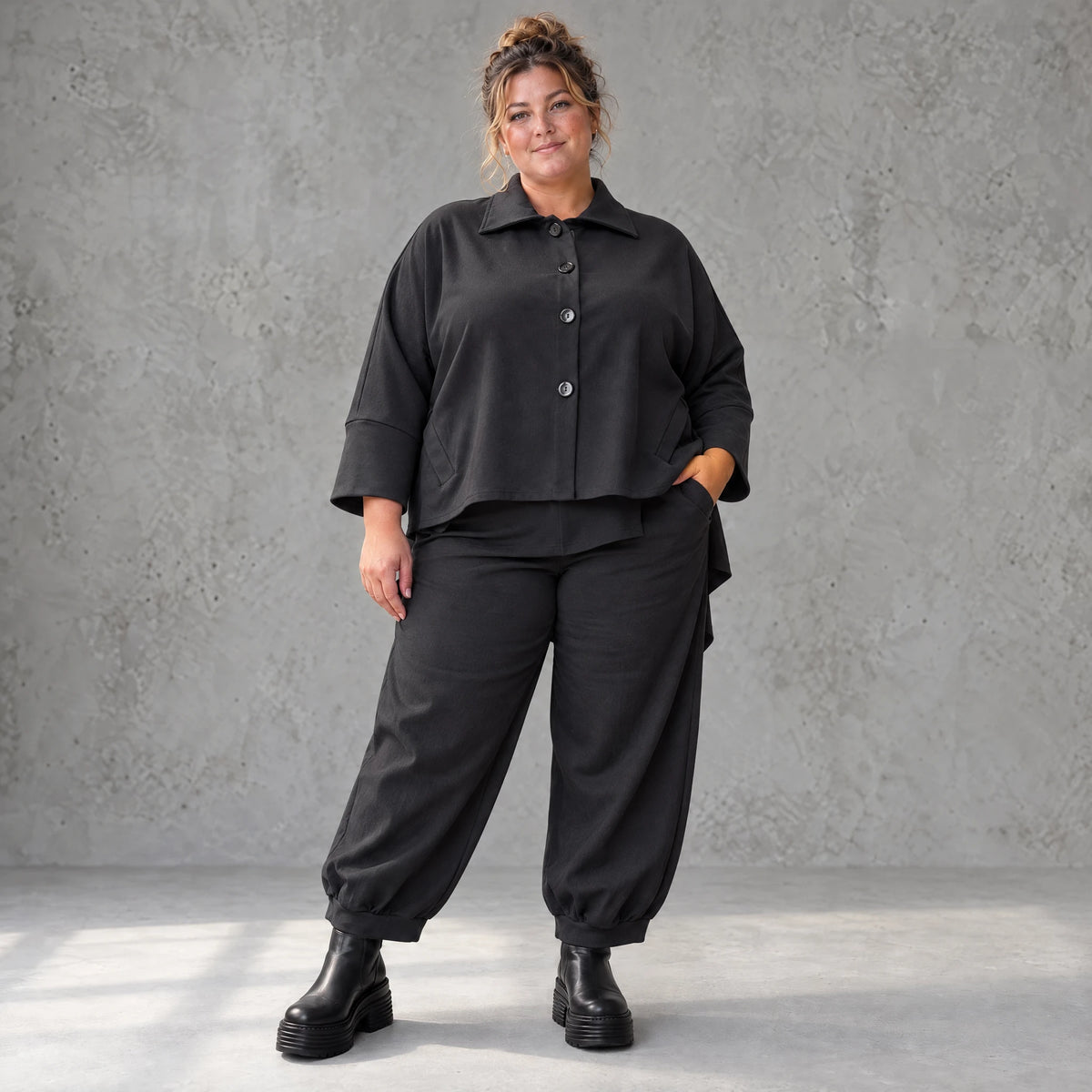 Schwarze Jeansjacke mit Stretch Hemdkragen Knopfleiste Seitentaschen und gerundetem Saum