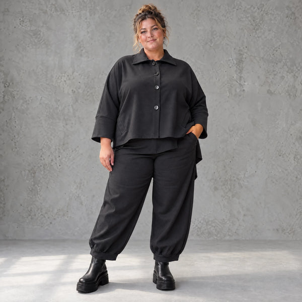 Schwarze Jeansjacke mit Stretch Hemdkragen Knopfleiste Seitentaschen und gerundetem Saum