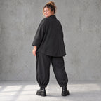Schwarze Jeansjacke mit Stretch Hemdkragen Knopfleiste Seitentaschen und gerundetem Saum
