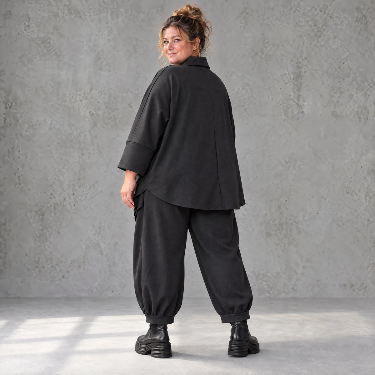 Schwarze Jeansjacke mit Stretch Hemdkragen Knopfleiste Seitentaschen und gerundetem Saum