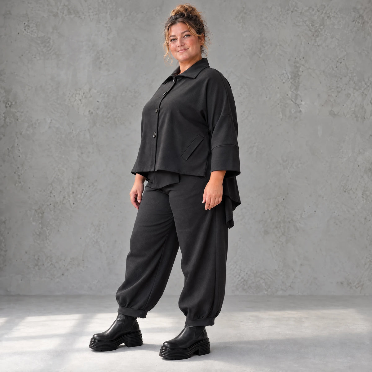 Schwarze Jeansjacke mit Stretch Hemdkragen Knopfleiste Seitentaschen und gerundetem Saum