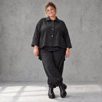 Schwarze Jeansjacke mit Stretch Hemdkragen Knopfleiste Seitentaschen und gerundetem Saum