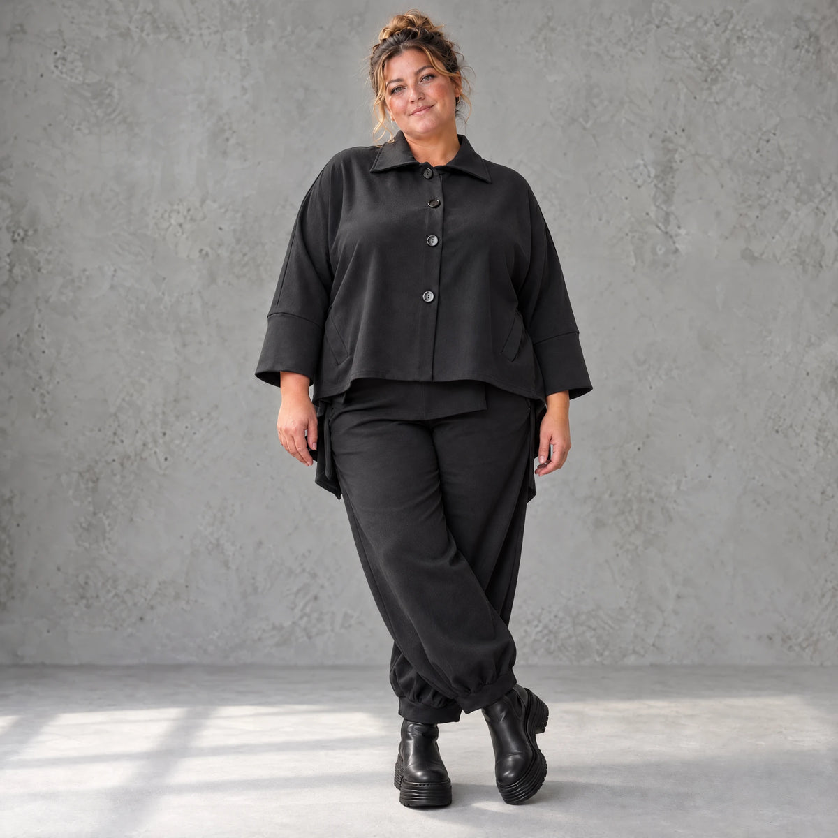 Schwarze Jeansjacke mit Stretch Hemdkragen Knopfleiste Seitentaschen und gerundetem Saum