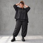 Schwarze Jeansjacke mit Stretch Hemdkragen Knopfleiste Seitentaschen und gerundetem Saum