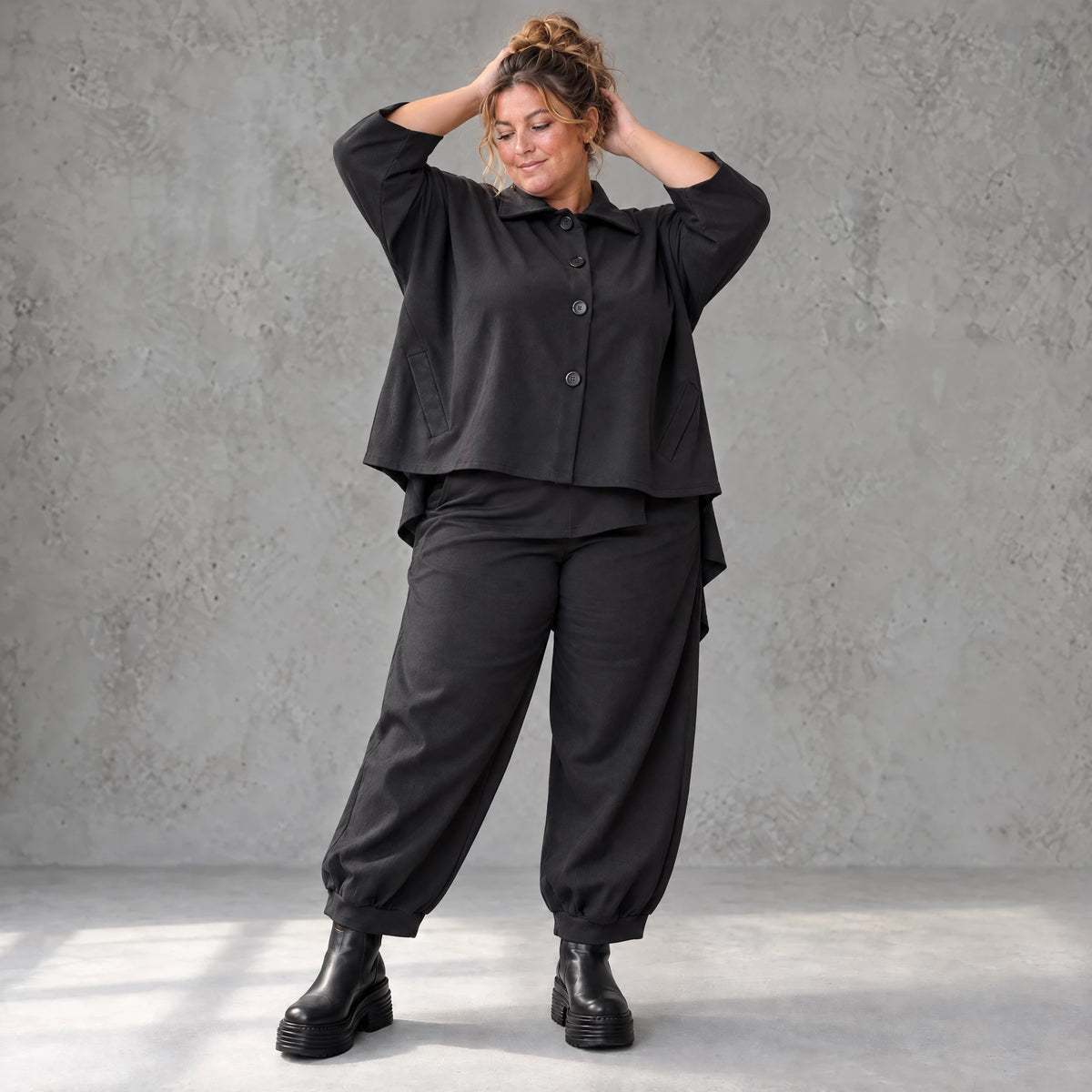 Schwarze Jeansjacke mit Stretch Hemdkragen Knopfleiste Seitentaschen und gerundetem Saum