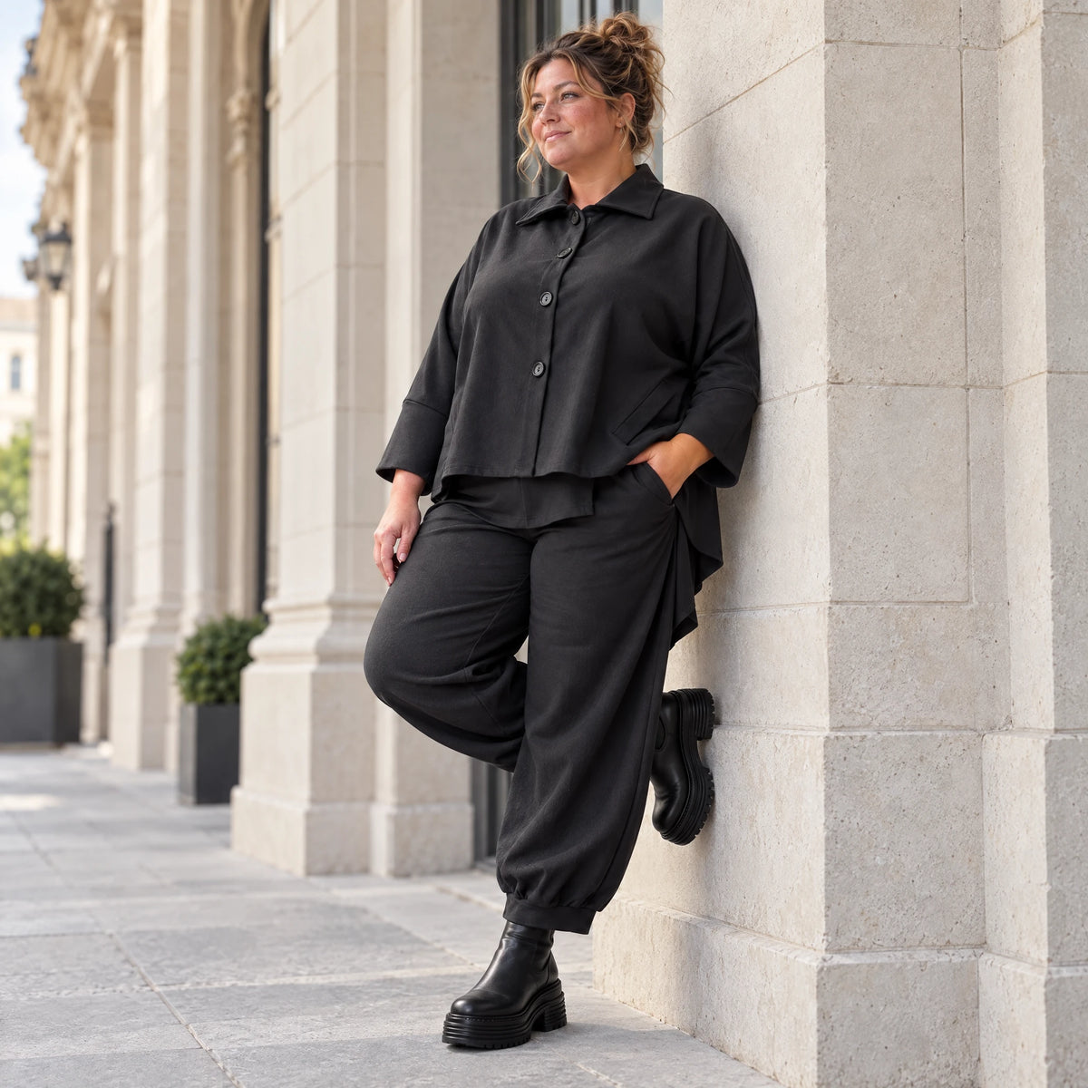 Schwarze Jeansjacke mit Stretch Hemdkragen Knopfleiste Seitentaschen und gerundetem Saum