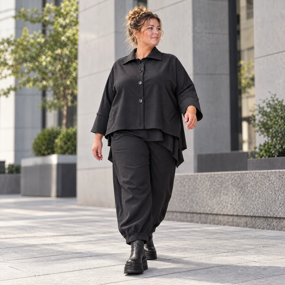 Schwarze Jeansjacke mit Stretch Hemdkragen Knopfleiste Seitentaschen und gerundetem Saum