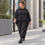 Schwarze Jeansjacke mit Stretch Hemdkragen Knopfleiste Seitentaschen und gerundetem Saum