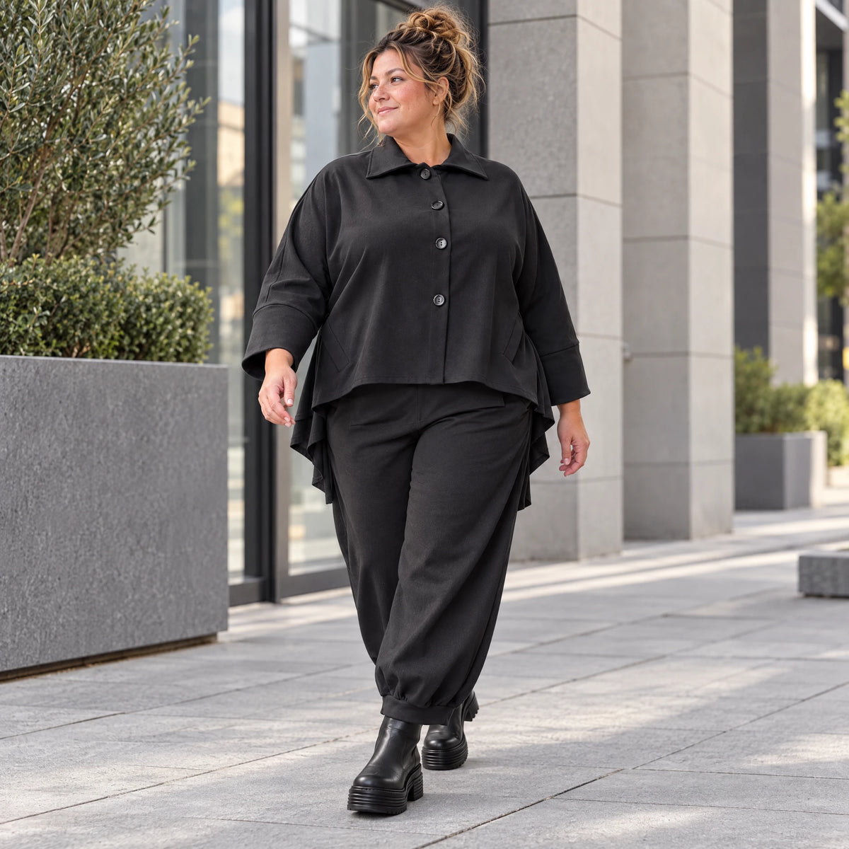 Schwarze Jeansjacke mit Stretch Hemdkragen Knopfleiste Seitentaschen und gerundetem Saum