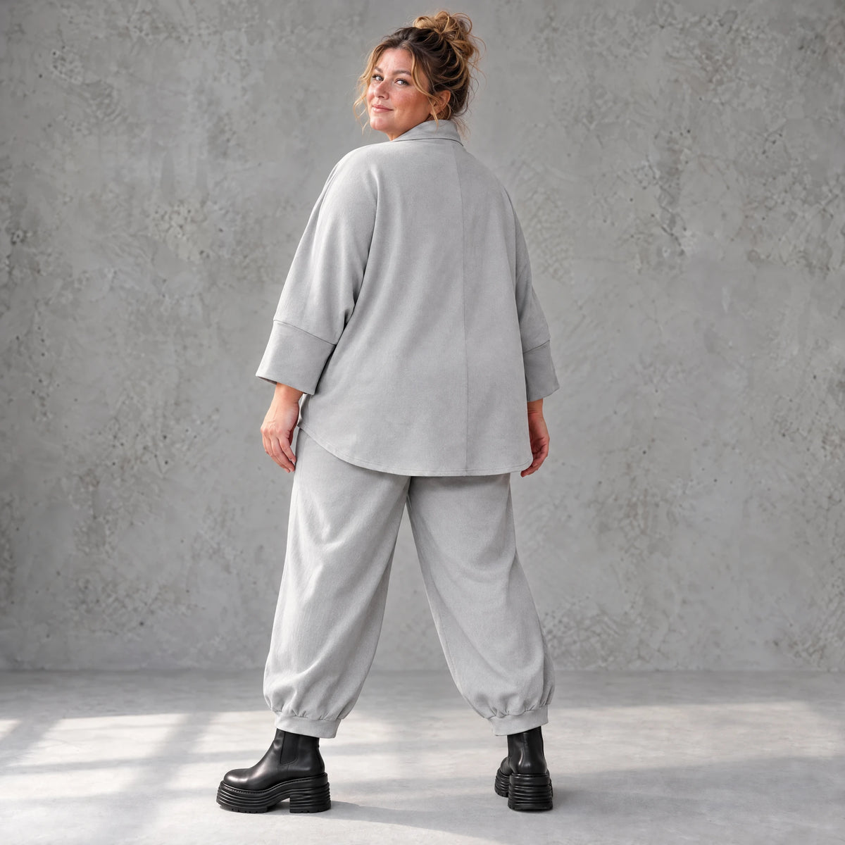 Graue Jeansjacke in weicher Stretchqualität mit Vokuhilaschnitt und bequemem Sitz