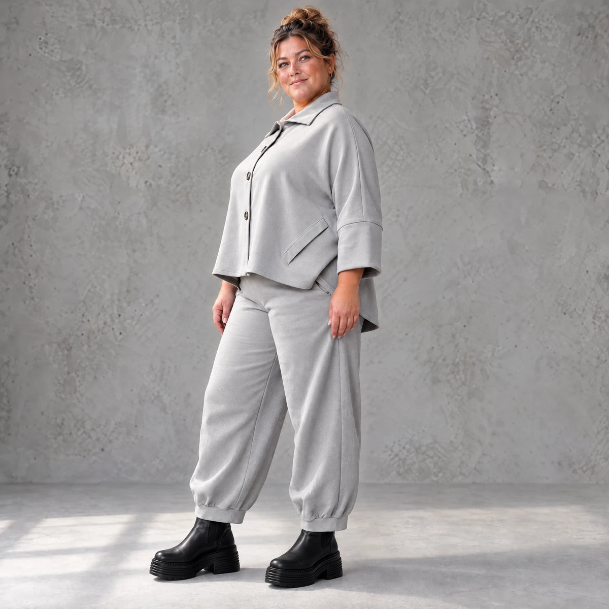 Graue Jeansjacke in weicher Stretchqualität mit Vokuhilaschnitt und bequemem Sitz