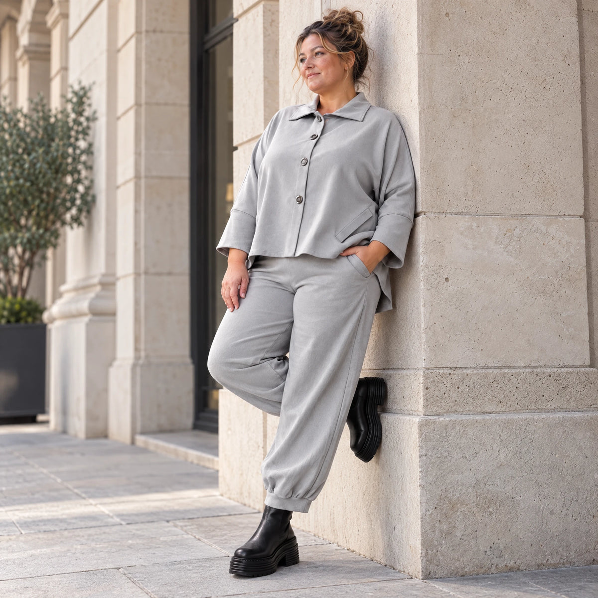 Graue Jeansjacke in weicher Stretchqualität mit Vokuhilaschnitt und bequemem Sitz