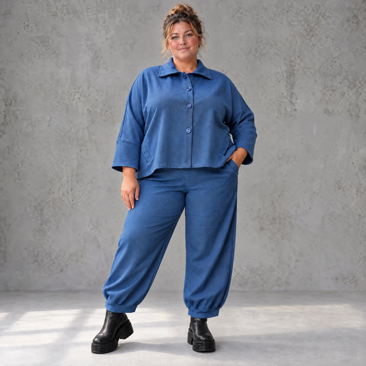 Jeansjacke aus blauem Stretchdenim im femininen Vokuhilaschnitt vorne kurz hinten lang