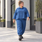 Jeansjacke aus blauem Stretchdenim im femininen Vokuhilaschnitt vorne kurz hinten lang