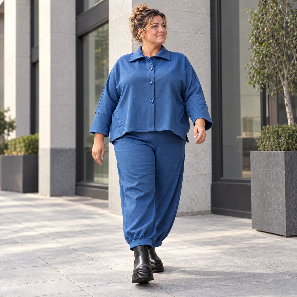 Jeansjacke aus blauem Stretchdenim im femininen Vokuhilaschnitt vorne kurz hinten lang
