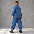 Jeansjacke aus blauem Stretchdenim im femininen Vokuhilaschnitt vorne kurz hinten lang