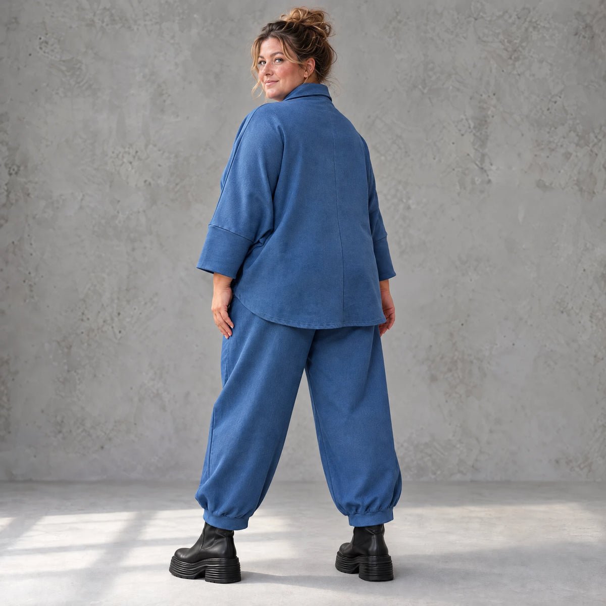 Jeansjacke aus blauem Stretchdenim im femininen Vokuhilaschnitt vorne kurz hinten lang