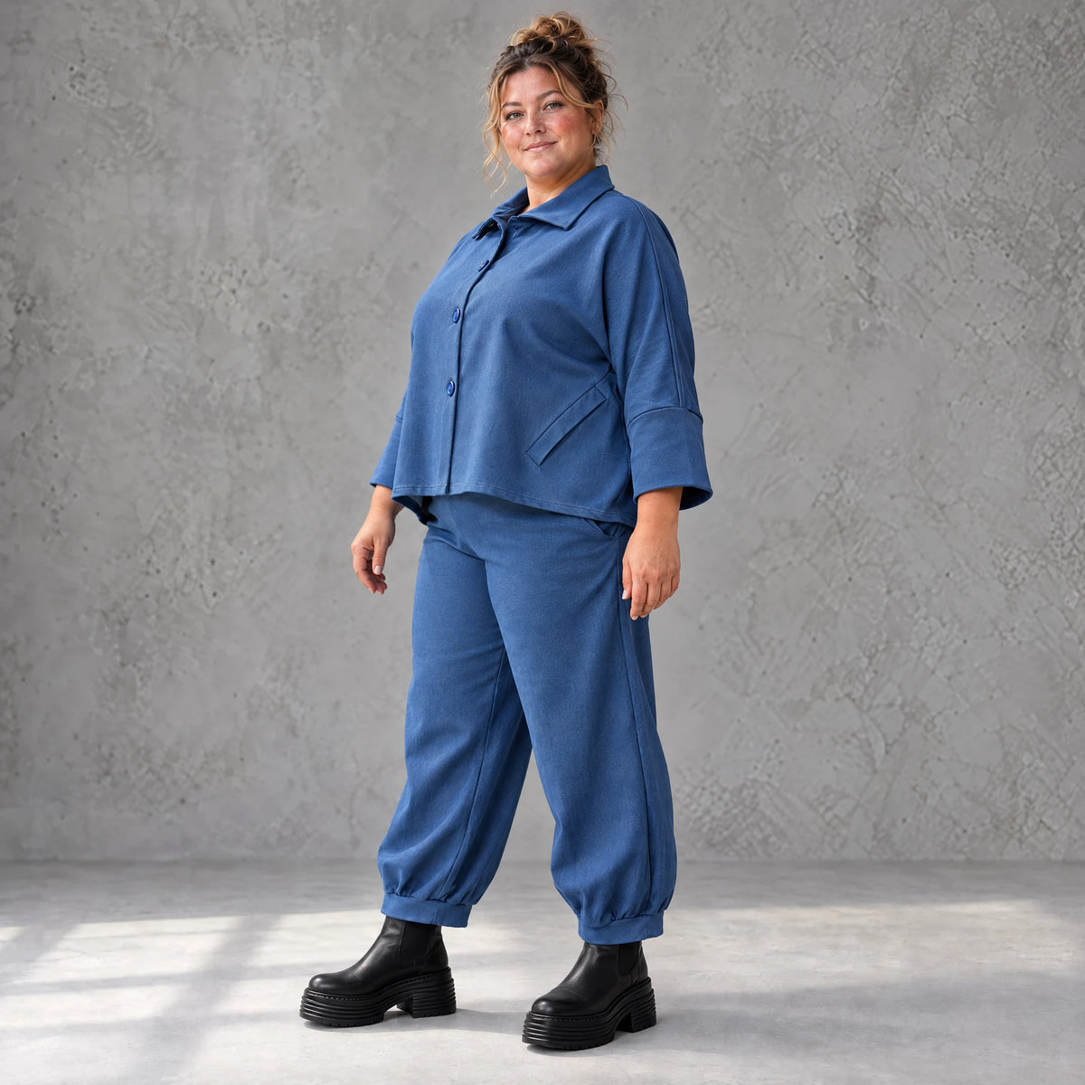 Jeansjacke aus blauem Stretchdenim im femininen Vokuhilaschnitt vorne kurz hinten lang