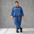 Jeansjacke aus blauem Stretchdenim im femininen Vokuhilaschnitt vorne kurz hinten lang