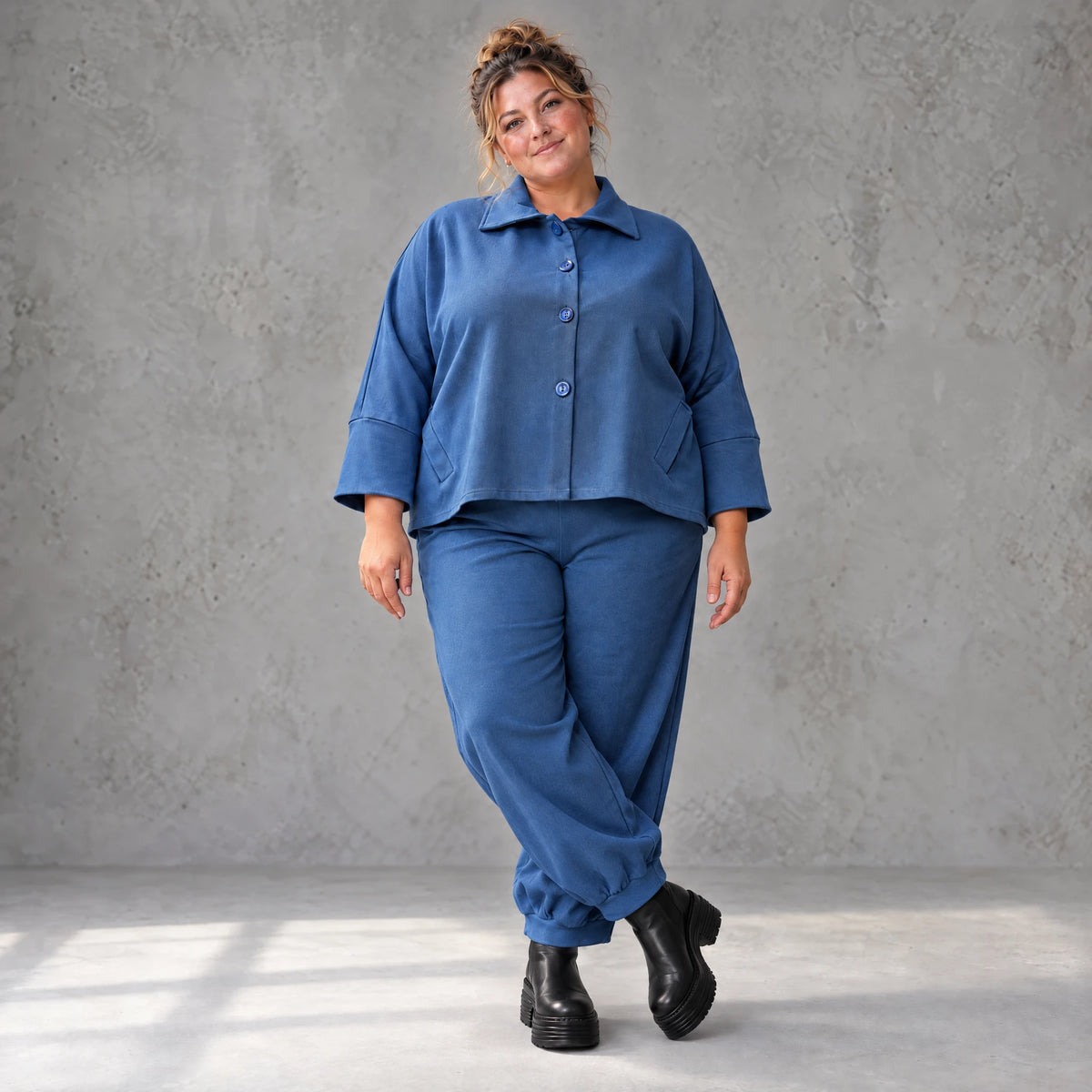 Jeansjacke aus blauem Stretchdenim im femininen Vokuhilaschnitt vorne kurz hinten lang