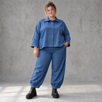 Jeansjacke aus blauem Stretchdenim im femininen Vokuhilaschnitt vorne kurz hinten lang