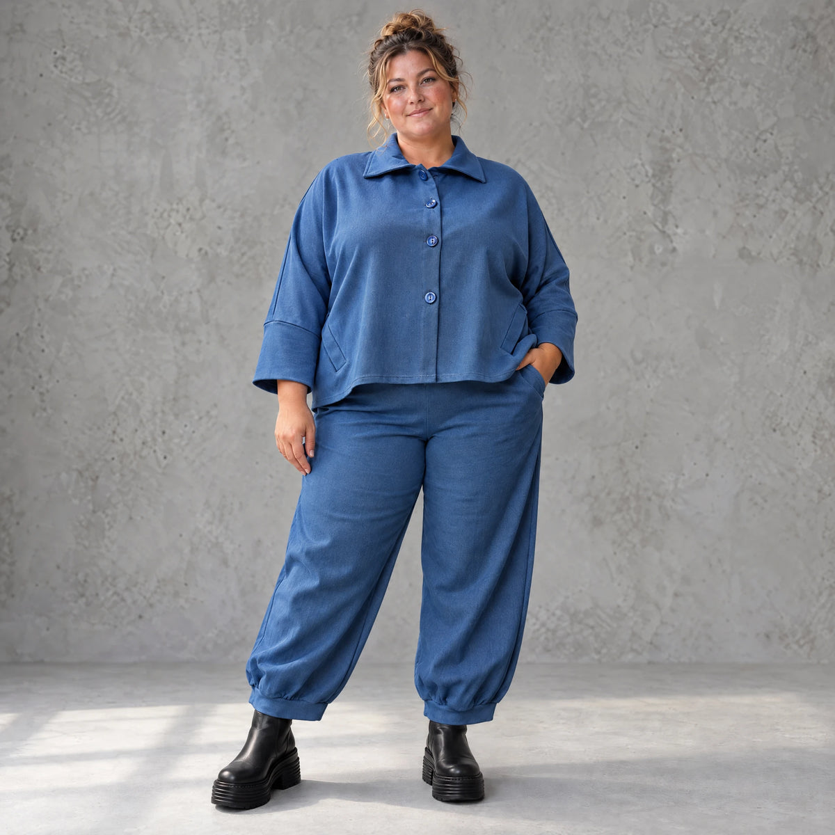 Jeansjacke aus blauem Stretchdenim im femininen Vokuhilaschnitt vorne kurz hinten lang