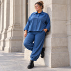 Jeansjacke aus blauem Stretchdenim im femininen Vokuhilaschnitt vorne kurz hinten lang